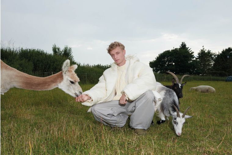 Prueba este nueva colección vegana de H&M Foto: https://www2.hm.com/content/dam/ladies_s04/magazine-2021-s04/4-2074-3x2-Magazine-Landscape-1688x1126.jpg