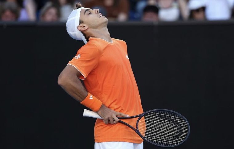 Francisco Cerúndolo no pudo con Alexander Zverev, pero dejó una gran imagen en el Abierto de Australia. Francisco Cerúndolo no pudo con Alexander Zverev, pero dejó una gran imagen en el Abierto de Australia.