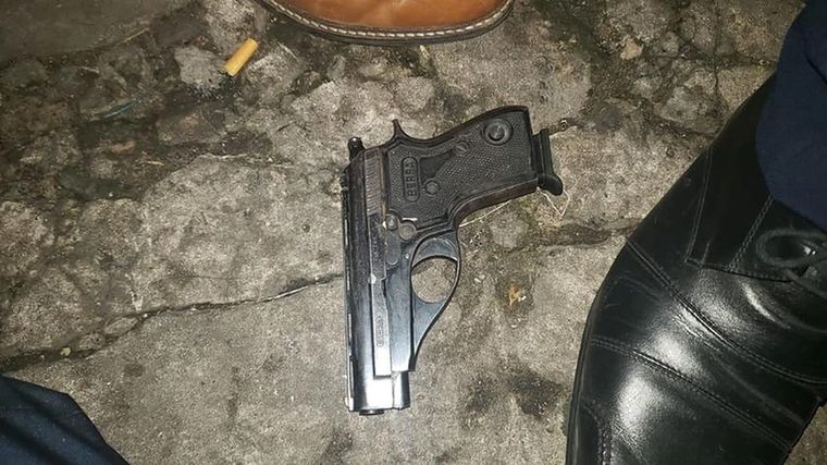 El arma que fue secuestrada y comenzó a ser peritada