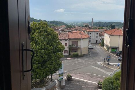 El pueblo de Fregona, visto desde la oficina del alcalde, tiene una población en declive. El pueblo de Fregona, visto desde la oficina del alcalde, tiene una población en declive.