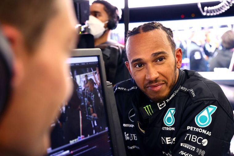Hamilton sin sus joyas en boxes. Foto: @MercedesAMGF1