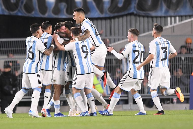Con Messi en el banco, Argentina le gana a Paraguay de entrada Foto: Télam
