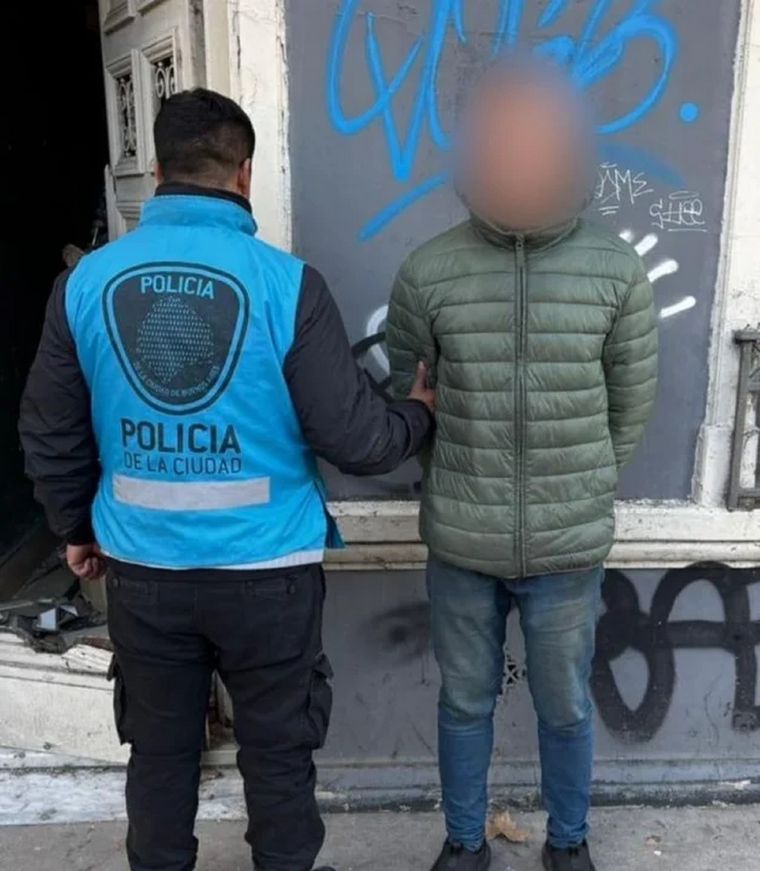 Un hombre de 61 años tenía una gran cantidad de armas en su casa de Palermo y fue detenido Un hombre de 61 años tenía una gran cantidad de armas en su casa de Palermo y fue detenido