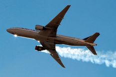 Un Boeing 777 de United Airlines sobre Denver, Colorado, EE.UU., el 20 de febrero de 2021. Foto: Reuters