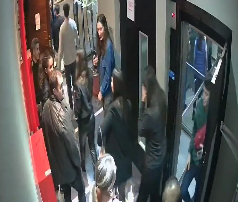 Diez jóvenes que salían a bailar quedaron encerrados en un ascensor que tenía capacidad para cuatro personas. Foto: NA