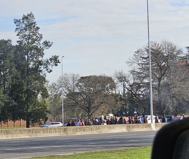 Manifestantes cortan el tránsito en la Autopista Riccheri. Foto: Twitter.com/elylocura