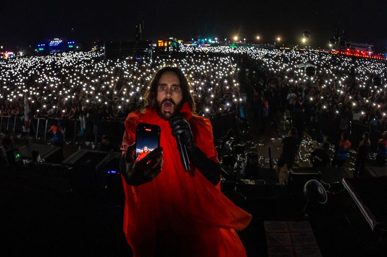 Jared Leto, cantante de Thirty seconds to mars, con el público de fondo. Foto: Gentileza DF All Access.