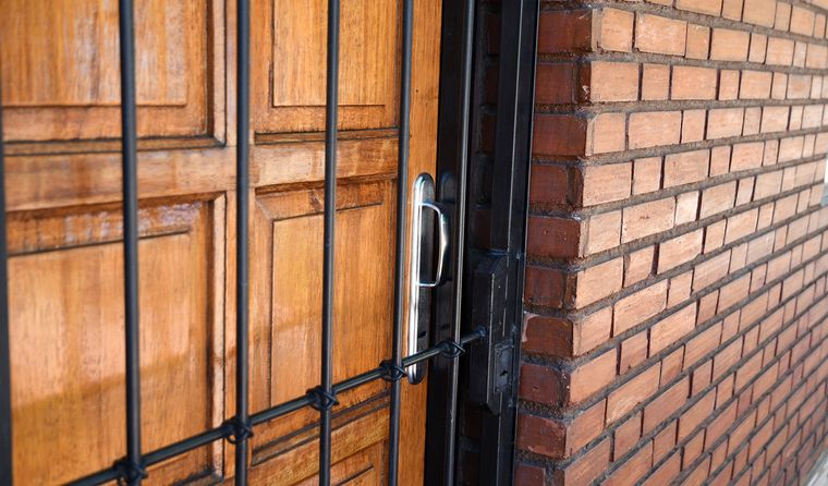 Las rejas son una postal común dentro del barrio. En algunos casos han llegado a poner rejas a los medidores que dan a la calle para que no se los roben. Las rejas son una postal común dentro del barrio. En algunos casos han llegado a poner rejas a los medidores que dan a la calle para que no se los roben.