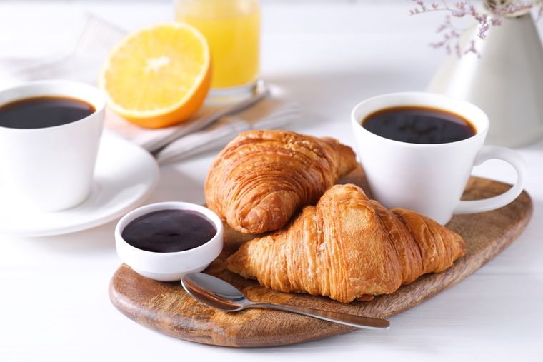 Prepara croissants de mantequilla: receta tradicional francesa para deleitar.