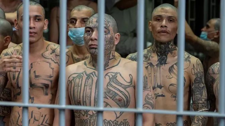 El 27 de marzo de 2022 la Asamblea Legislativa de El Salvador aprobó un estado de excepción que se ha ido prorrogando desde entonces. Foto: GETTY IMAGES