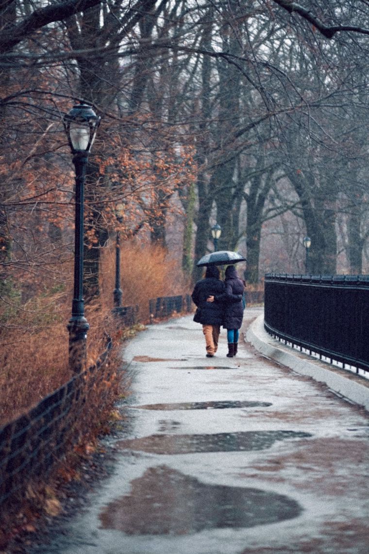 Quizá Cupido, sabiendo con antelación cuales días vamos a tener humedades ambientales, los días de sol antes de la lluvia se la pasa produciendo enamoramientos.