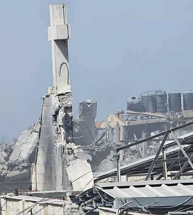 El jueves, un ataque aéreo israelí terminó con un proyectil sobre la iglesia de la Sagrada Familia, la única iglesia católica de Gaza.