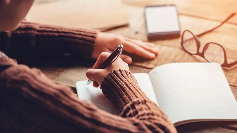 La escritura siempre ha acompañado a la humanidad como medio de memoria, comunicación y creación. La escritura siempre ha acompañado a la humanidad como medio de memoria, comunicación y creación.