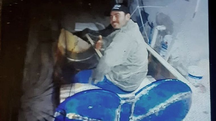 El hombre decidió probar una balsa casera en un día de intensos vientos