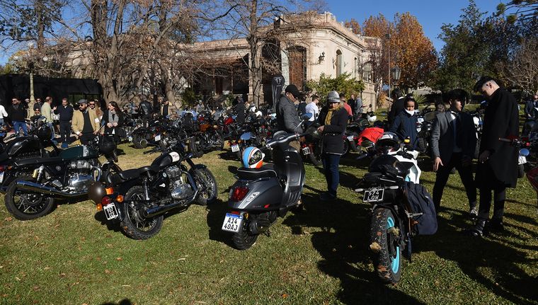 Entre motos de colección y paisajes vitivinícolas, Mendoza vivió una jornada distinta con el Distinguished Gentleman’s Ride. Entre motos de colección y paisajes vitivinícolas, Mendoza vivió una jornada distinta con el Distinguished Gentleman’s Ride.