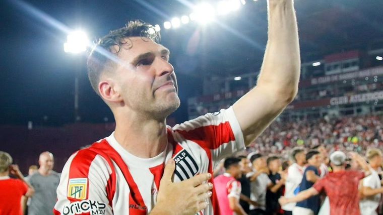 Mauro fue internado de urgencia y tuvo que suspender su partido despedida. Foto: Instagram @maurob17