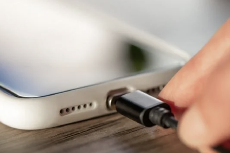 Realizar una limpieza cotidiana del parlante del celular permite mejorar la calidad de sonido. Foto: Freepick Realizar una limpieza cotidiana del parlante del celular permite mejorar la calidad de sonido. Foto: Freepick