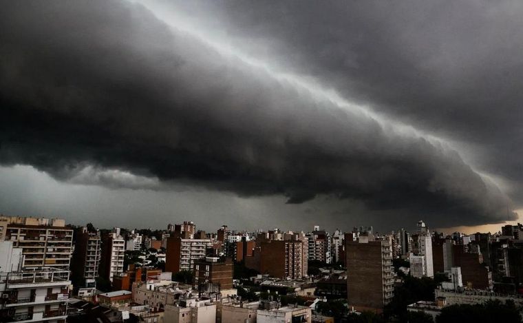 Fin de semana con la tormenta de Santa Rosa, escándalo y adrenalina deportiva.