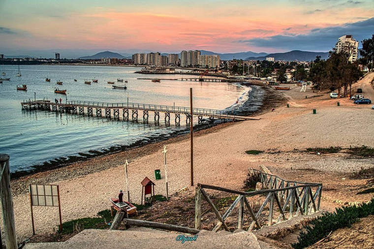 Las aguas tranquilas de esta playa de Chile permiten realizar deportes náuticos durante gran parte del año. Las aguas tranquilas de esta playa de Chile permiten realizar deportes náuticos durante gran parte del año.