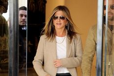 De zapatillas Jennifer Aniston las lleva muy bien. De zapatillas Jennifer Aniston las lleva muy bien.