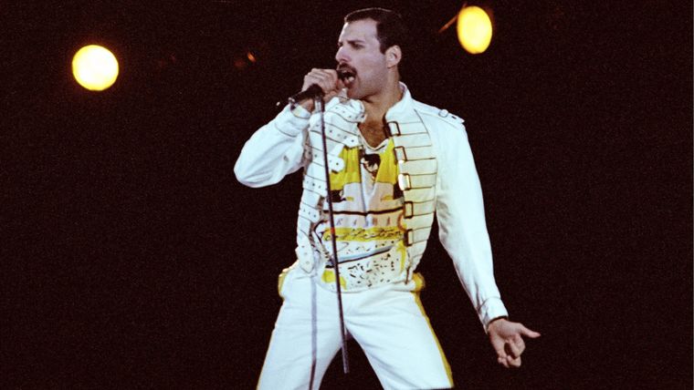 Foto: https://www.infobae.com/historias/2021/08/09/no-puedo-mas-me-duele-todo-el-cuerpo-el-ultimo-recital-que-freddie-mercury-hizo-con-queen-sin-saber-que-era-su-despedida/