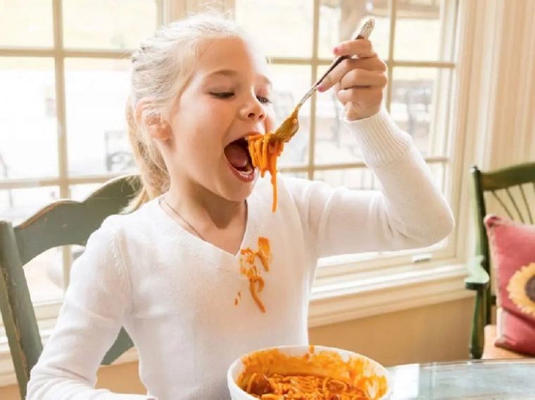 Las manchas de tomate pueden ser muy persistentes. Elimínalas con estos trucos. Foto: Bezzia