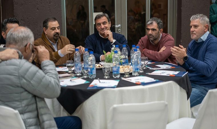 Ciurca junto a otros dirigentes del peronismo mendocino. Foto Adriana Cano.