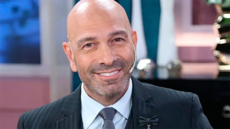 El comediante no tuvo pelos en la lengua y habló francamente sobre la política. El comediante no tuvo pelos en la lengua y habló francamente sobre la política.