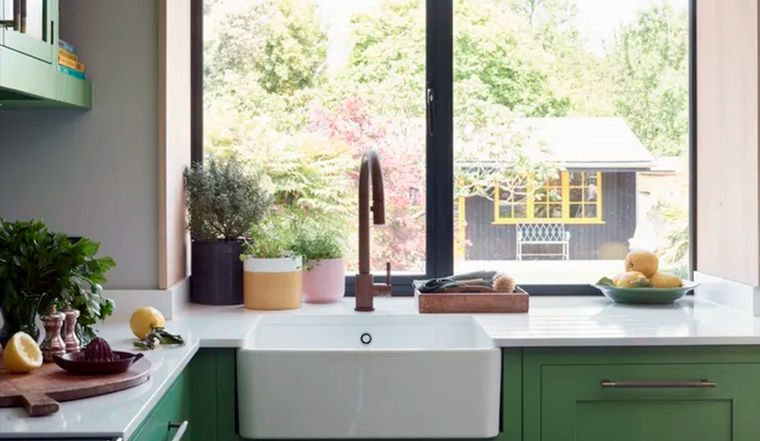 Mantener una limpieza profunda en los desagües, una de las diez acciones para prevenir que los mosquitos se instalen en la vivienda. Foto: Roundhouse