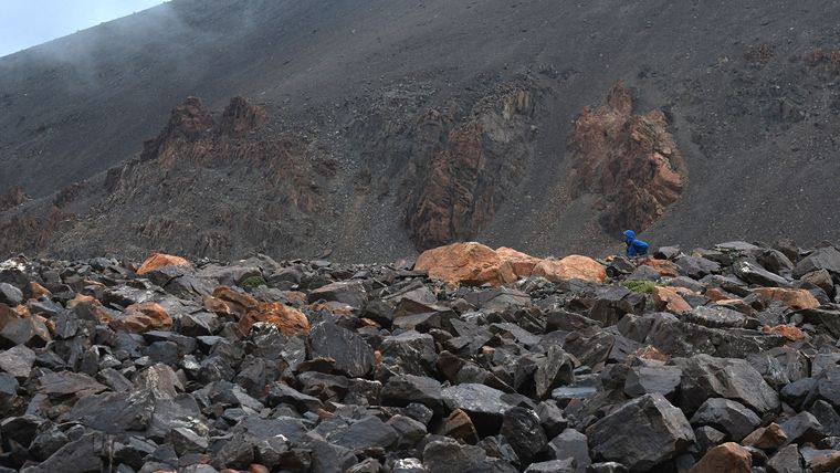 La superficie rocosa es una de las características del glaciar de escombros. La superficie rocosa es una de las características del glaciar de escombros.