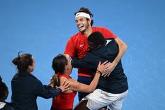 Todos abrazan a Taylor Fritz, quien le dio la victoria a EEUU. Foto: @UnitedCupTennis