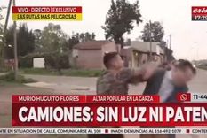 El periodista Marco Bustamante y el camarógrafo Rolando Bazán, de Crónica TV, fueron agredidos mientras transmitían en vivo Foto: Captura de video