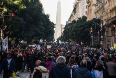Miles de personas se congregaron en el centro porteño por CFK. Foto: MDZ