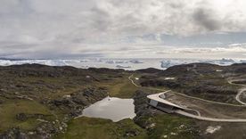 El Estudio describe esta geometría como inspirada en el vuelo de un búho nival, no como figura literal, sino como imagen explicativa de un edificio ligero.
