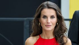 Mirá el look sobrio que lució la reina Letizia.