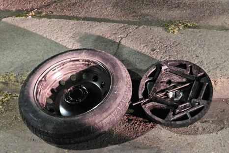 Dos sospechosos cayeron con una rueda de auxilio y un gato mecánico en la Ciudad de Mendoza. Dos sospechosos cayeron con una rueda de auxilio y un gato mecánico en la Ciudad de Mendoza.