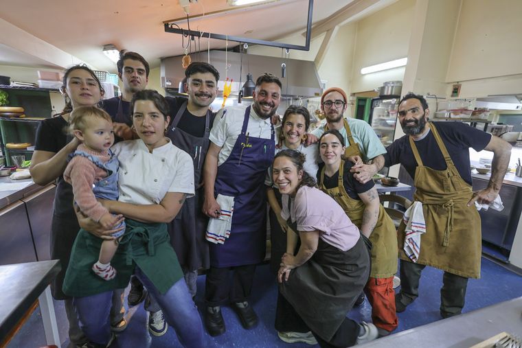 Una foto en la cocina de Ánima: equipo residente y chefs invitados. Una foto en la cocina de Ánima: equipo residente y chefs invitados.