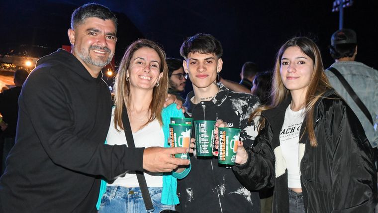 Amigos y familias en la Fiesta de la Cerveza. Amigos y familias en la Fiesta de la Cerveza.