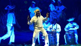 La multitud enardecida ovacionó al músico luego de su profesional reacción al incidente. La multitud enardecida ovacionó al músico luego de su profesional reacción al incidente.