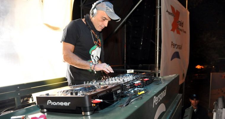 Zeta Bosio, en pleno set en la carpa Personal X-Raid Team. Foto: Nacho Gaffuri / MDZ