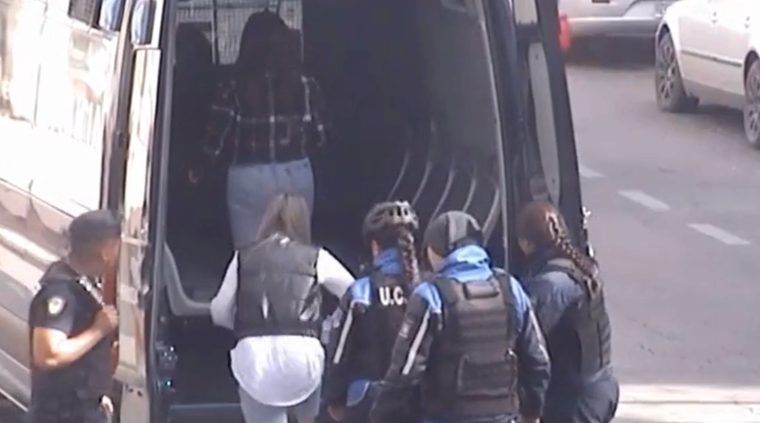 Las mecheras luego de ser detenidas en pleno microcentro mendocino.&nbsp;