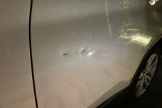 Piedrazo en la puerta trasera del vehículo. Foto: Alberto Díaz Telli, para MDZ Piedrazo en la puerta trasera del vehículo. Foto: Alberto Díaz Telli, para MDZ