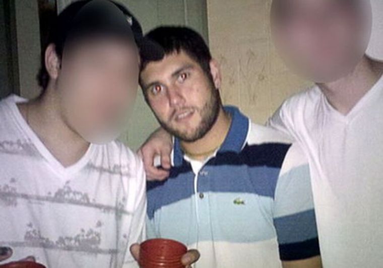 Al medio, Jano Fernández rodeado de dos amigos. Foto: NA