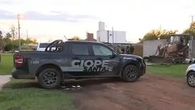 El hallazgo de un arsenal enterrado en un terreno dio origen a una investigación que este viernes derivó en la imputación de cinco personas en Rosario. El hallazgo de un arsenal enterrado en un terreno dio origen a una investigación que este viernes derivó en la imputación de cinco personas en Rosario.