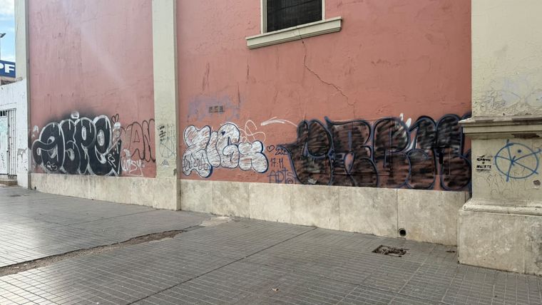Una de las paredes ha sido vandalizada. Una de las paredes ha sido vandalizada.