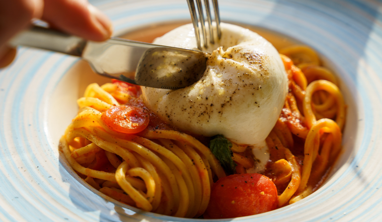 Una buena receta de pasta italiana siempre recomienda terminar la cocción mezclando la pasta caliente con la salsa para integrar mejor los sabores. Una buena receta de pasta italiana siempre recomienda terminar la cocción mezclando la pasta caliente con la salsa para integrar mejor los sabores.