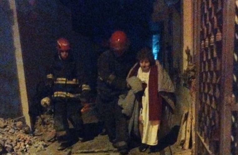 Seis efectivos participaron de los trabajos para extinguir el incendio del geriátrico sufrieron intoxicación por monóxido de carbono. Foto: Policía de Córdoba