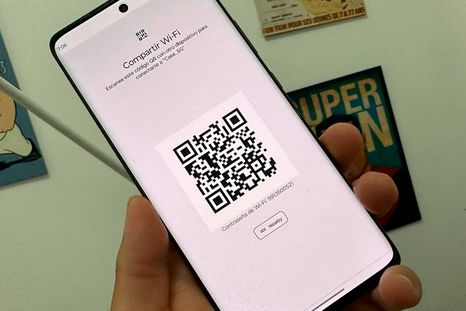 Un código QR permite compartir la red Wi-Fi sin escribir contraseñas largas ni cometer errores. Un código QR permite compartir la red Wi-Fi sin escribir contraseñas largas ni cometer errores.
