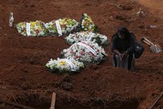 Familiares de una persona que falleció por coronavirus se congregan en un cementerio de Sao Paulo, Brasil, el 4 de junio de 2020