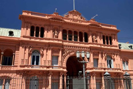 Bomberos ingresaron a la Casa Rosada para contener un principio de incendio cerca de las oficinas de Santiago Caputo. Bomberos ingresaron a la Casa Rosada para contener un principio de incendio cerca de las oficinas de Santiago Caputo.